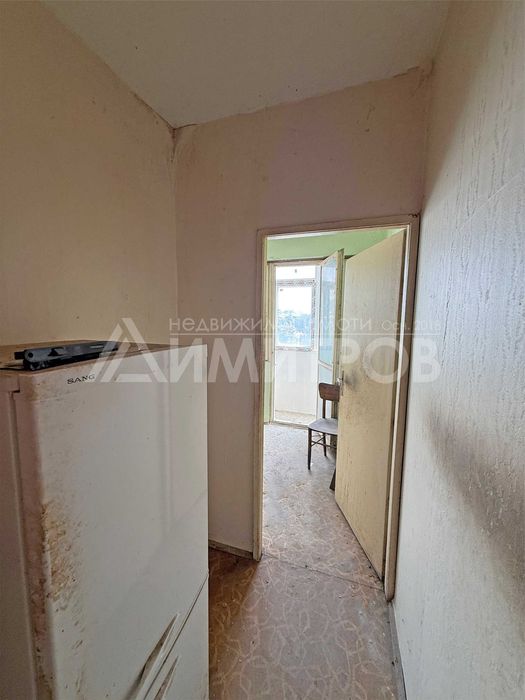Продава гарсониера 40 м2. в гр. Нови пазар, Бялата чешма. САНИРАН жилищен блок. Нисък етаж.