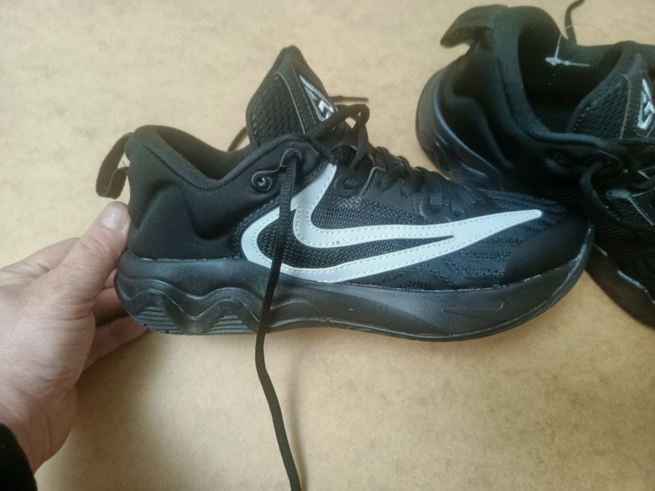 Продам кроссовки