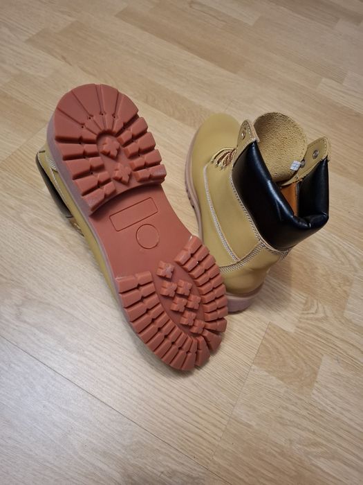 Ghete din piele tip insulated, absolut noi, in cutie originală!