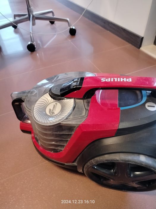 Продавам прахосмукачка Philips FC9729/09