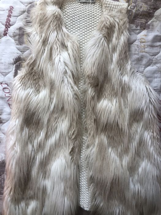 Бял елек от пух.