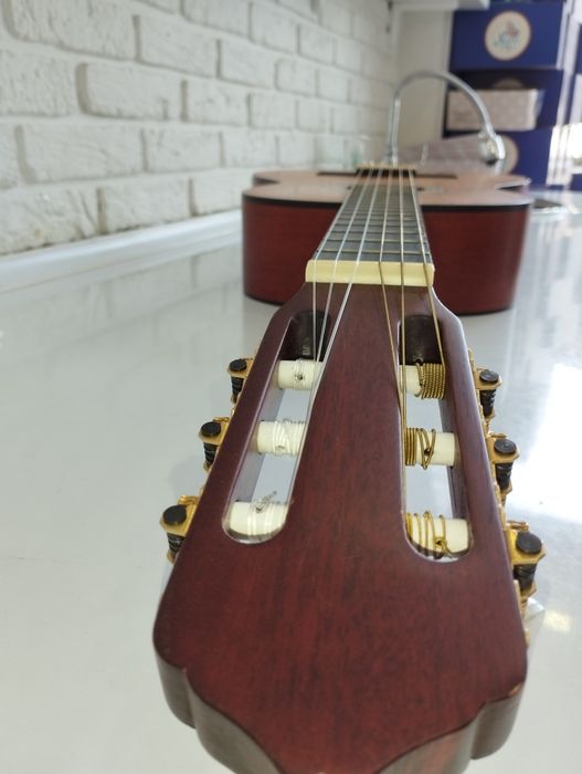 Gitara Yamaha sotiladi.