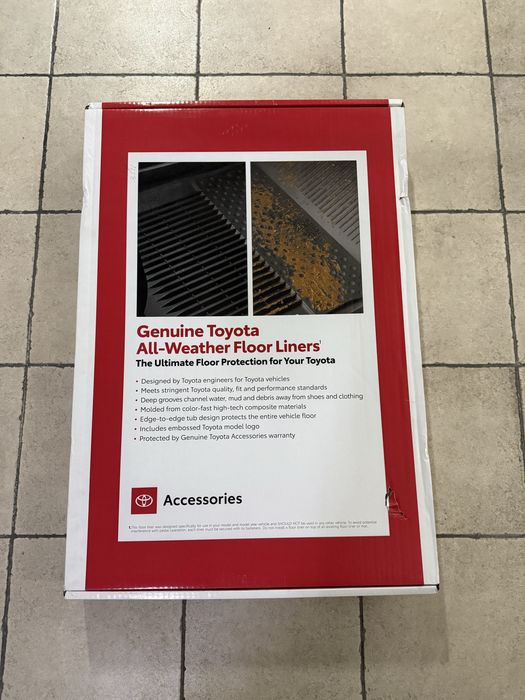 Коврик на авто (RAV4). Оригинал.