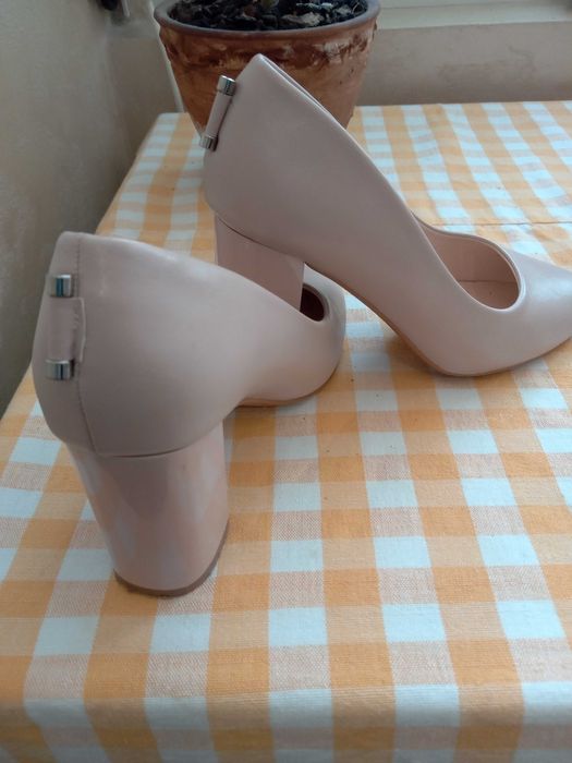 Елегантни дамски обувки