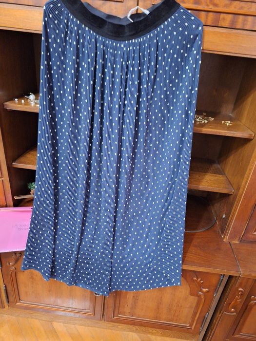 Vând pantaloni se catifea tip salvării pana la genunchi,  fusta panta