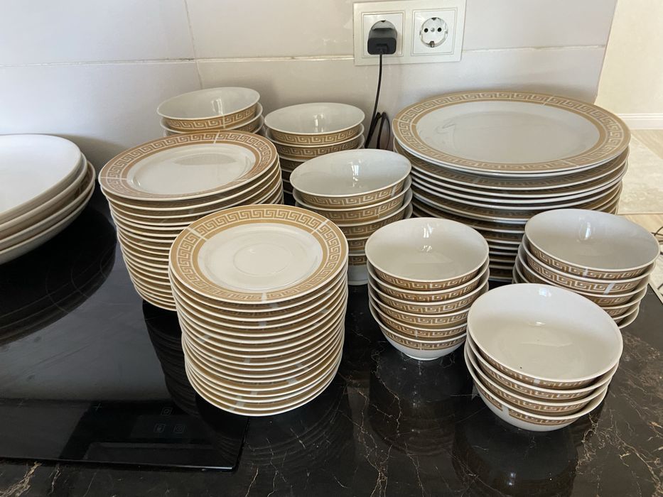 Продам набор тарелок и кесешек