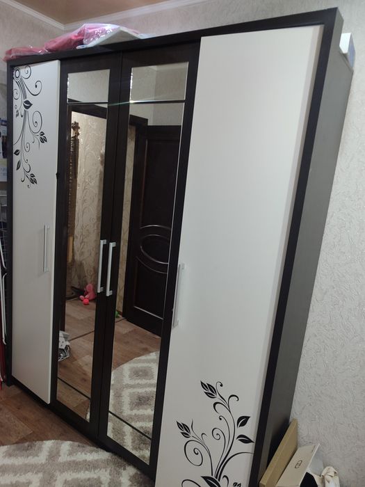 Продам шкаф четырехдверный