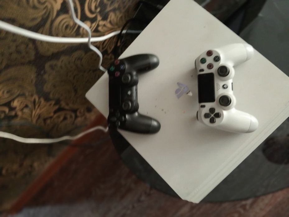 Продам PS4,два джойстика.