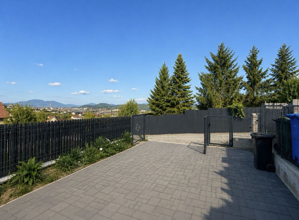 Casa tip triplex, mobilată si utilată. View!