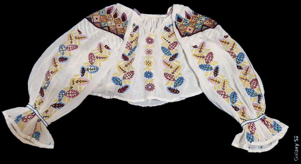 Ie , costum popular autentic