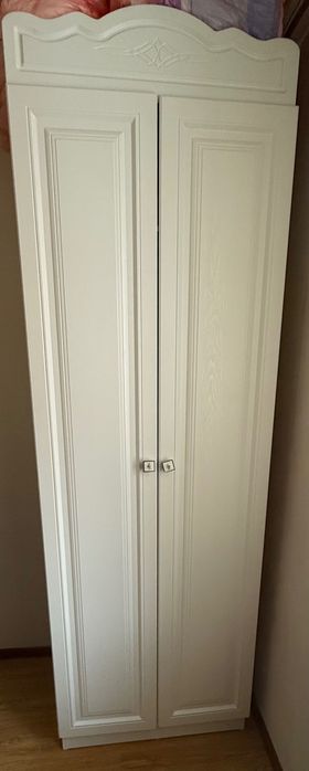 Шкаф белый с двумя дверьми