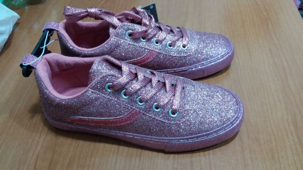 Adidasi dama noi cu eticheta. Nri 38 pret 35 lei perechea