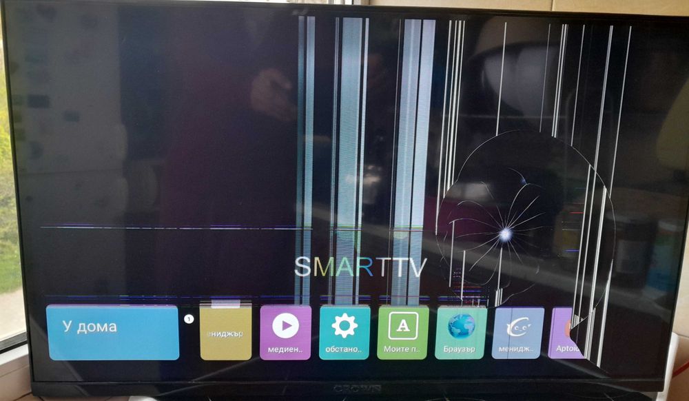 Продавам работещ СМАРТ телевизор с пукната матрица Crown 32ED71AWS