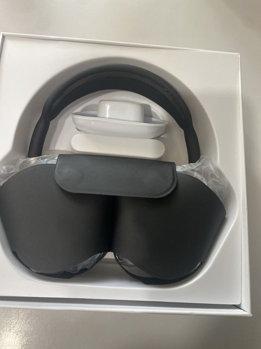 AirPods Max sunt noi