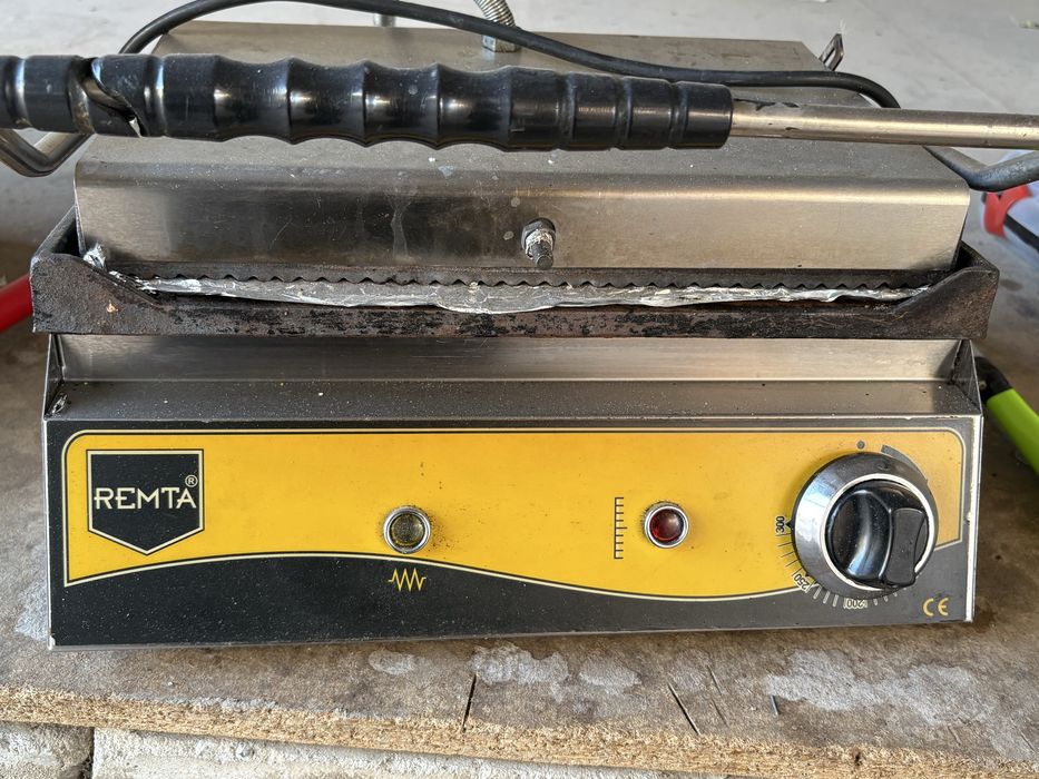 Продаются тостерницы  2  состояние бу