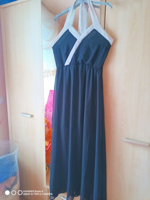 Дълга официална рокля с връзки на врата