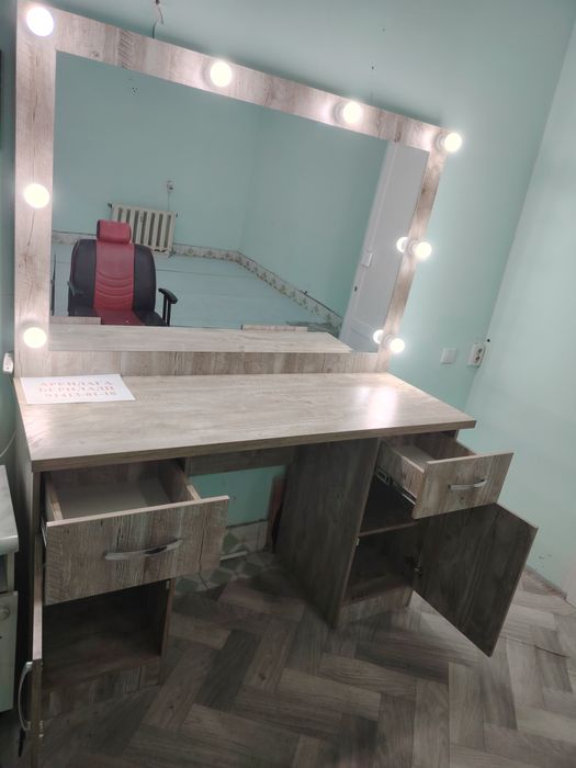 Kasmetika oyna. Mebil maxsus taxlatilgan yaxwi materaldan.