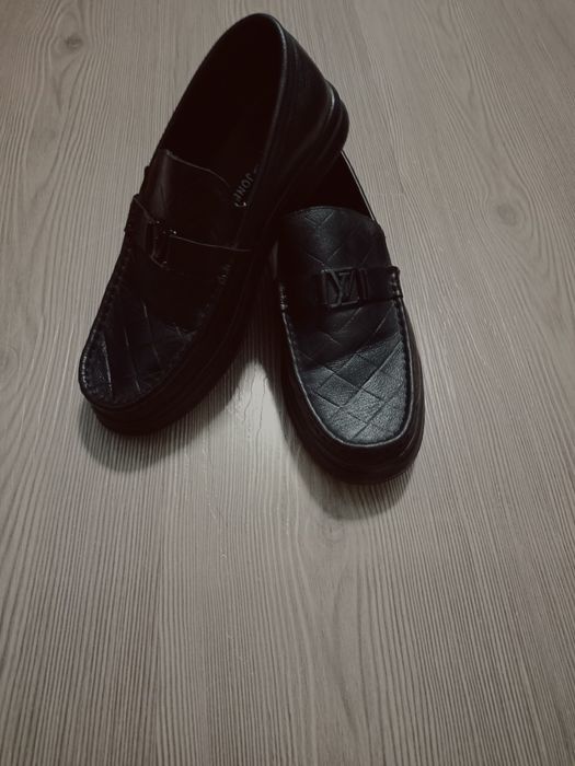 Продам 2 пары школьной кожаной  обуви в отличном состояние.