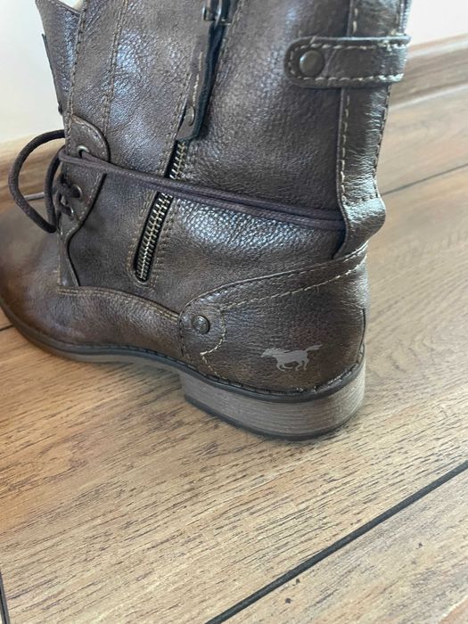 Продавам дамски ботуши Timberland и боти Mustang