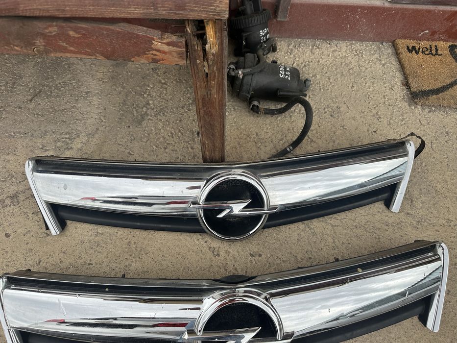 Решетка/Маска преден капак за Опел Антара!