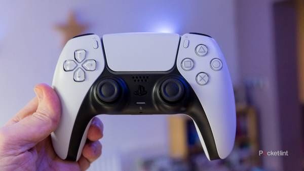 Продавам бял контролер за PS5 DualSense, в състояние като нов.