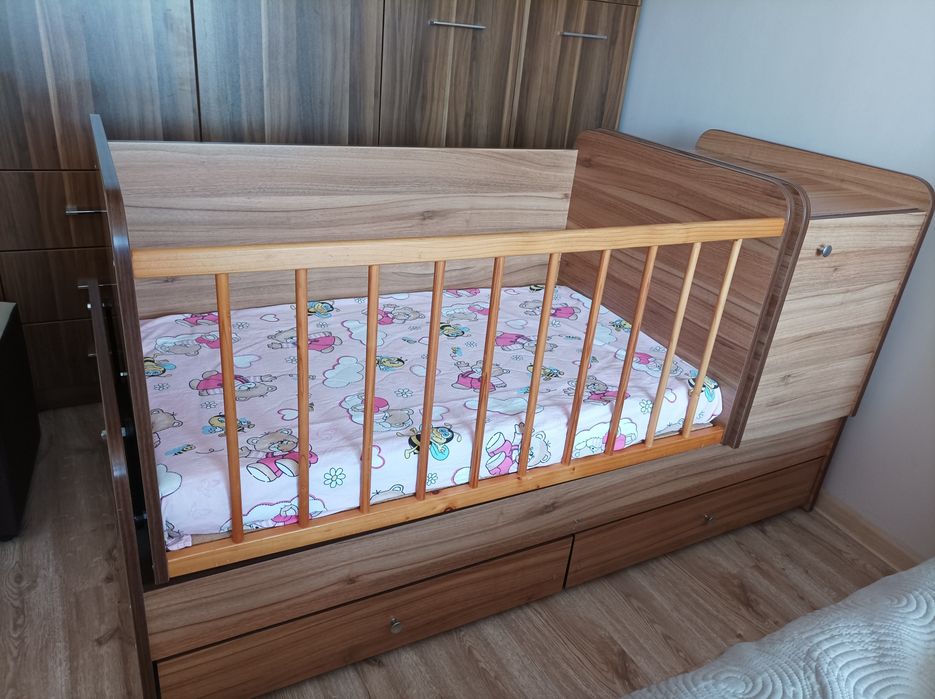 Трансформираща се дървена кошара с люлеещ механизъм