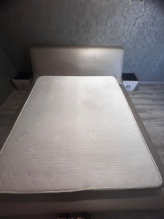 Pat  200/ 220 cu saltea de 180/200 si 2 noptiere