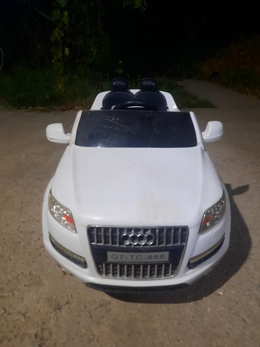 Продаю детскую машину Aуди Q7