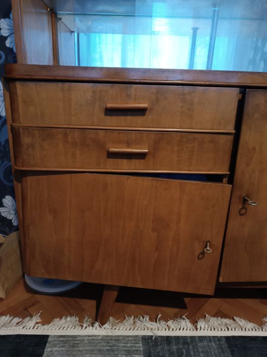 Бюфет с витрина и шкафове