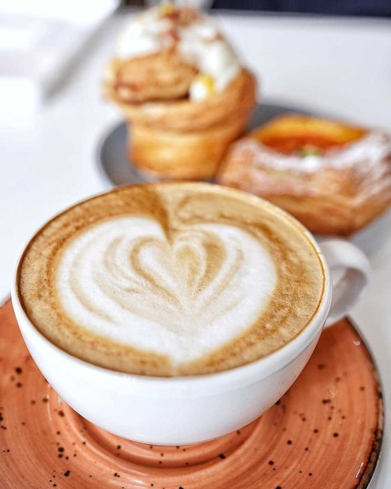 Colantare geamuri magazine si birouri