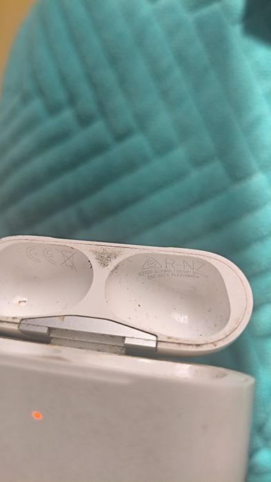 Продам 2 кейса и левое ухо от Airpods 2 серий