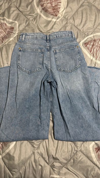 Различни чифтове дънки(всички отговарят на 34 размер)