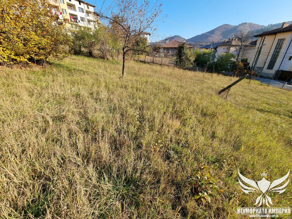 Продавам двуетажна къща с 140РЗП с двор 335кв.м. с денивелация в град Смолян,квартал Райково