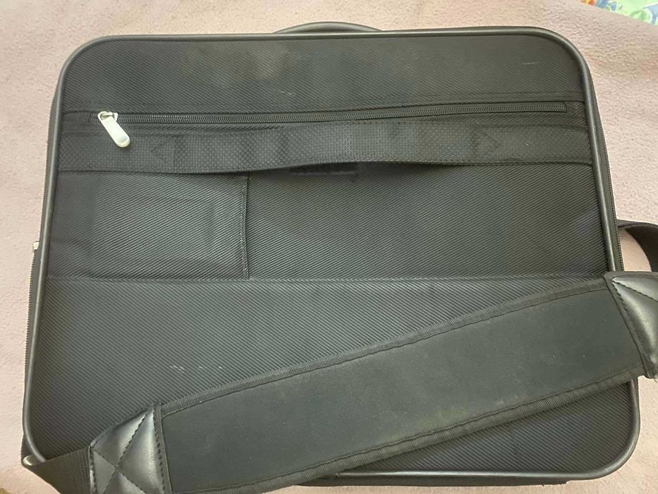 Черна чанта за лаптоп, водонепропусклива