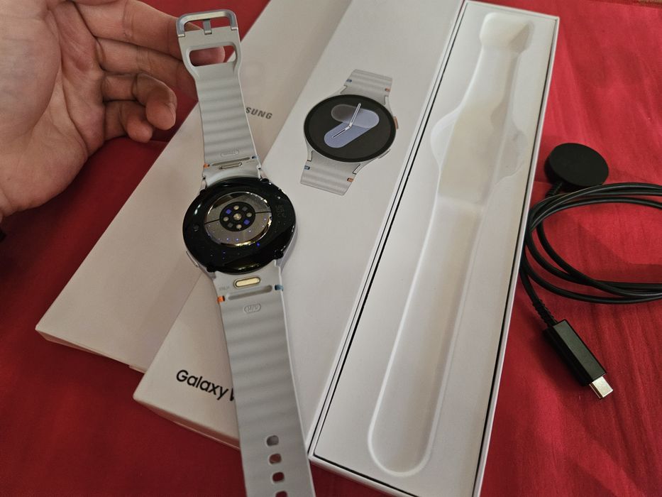 -Samsung Galaxy Watch 7 ca Nou 44MM 128Gb 8Ram Grey Bat: 100%: 59 cicluri incarcare cutie completa cablu date original poze reale nici o restrictie