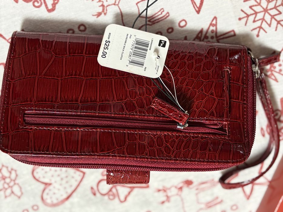 Чисто нов голям червен портфейл на цена 30 лв.