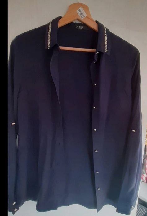 Cămașa Guess material f.usor placut. Masura 36