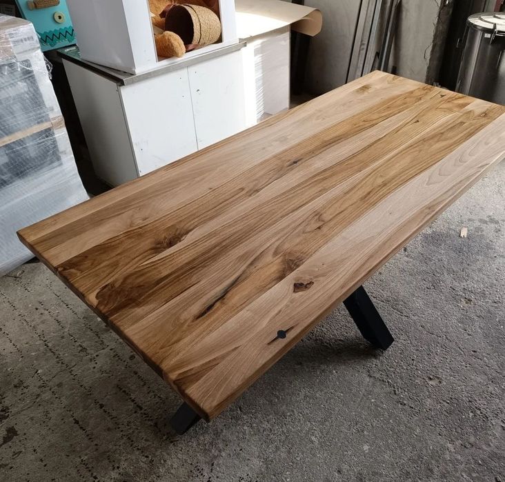 Трапезна маса от масив орех