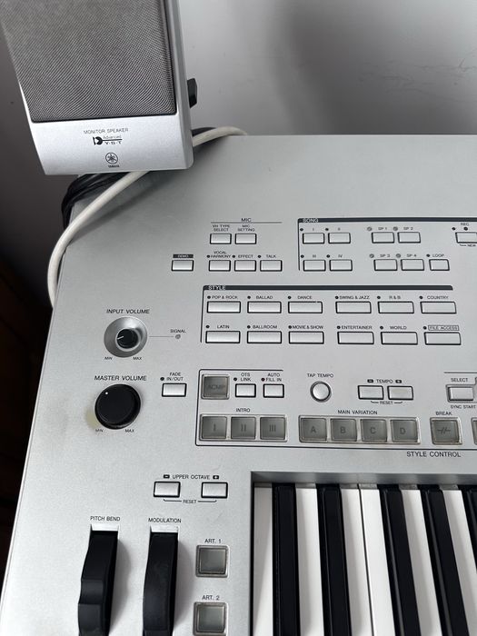 Vând Yamaha Tyros 3