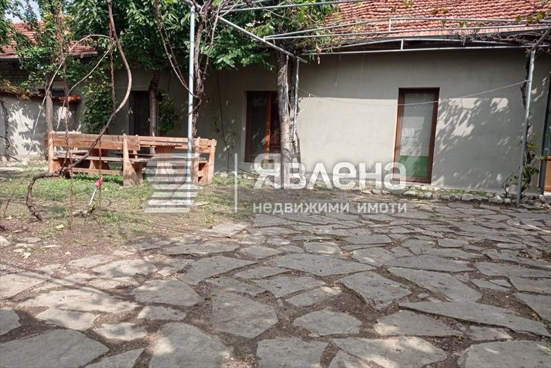 Производствено хале с жилищна част в Крумово