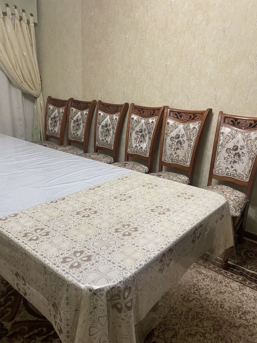 Продается стол и шифоньер.