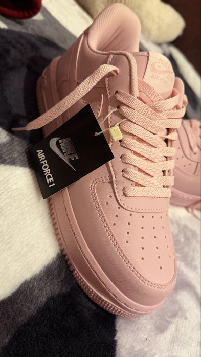 Adidasi Nike roz pudrat
