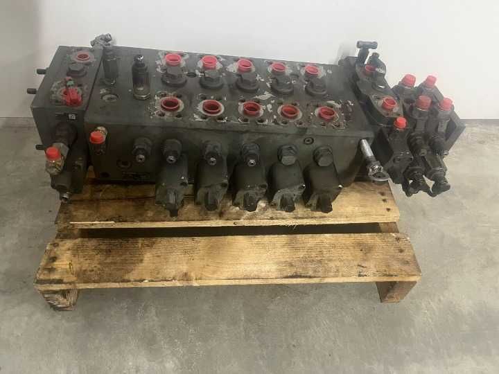 Distribuitor hidraulic LIEBHERR 11113870 -Piese de schimb LIEBHERR
