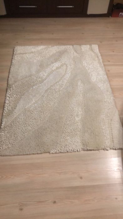 Бежов плътен килим