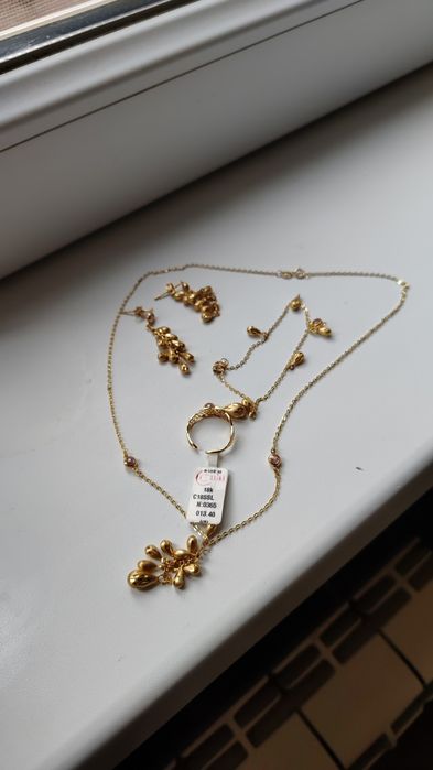 Vând set aur de 18 k NOU adus din Dubai