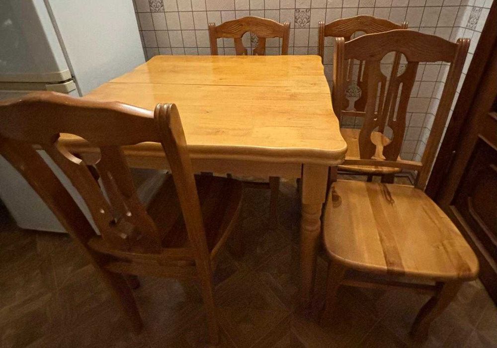 Стол на кухню и 4 стула