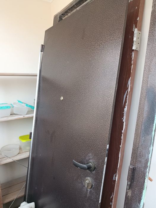 Продается дверь входная б/у