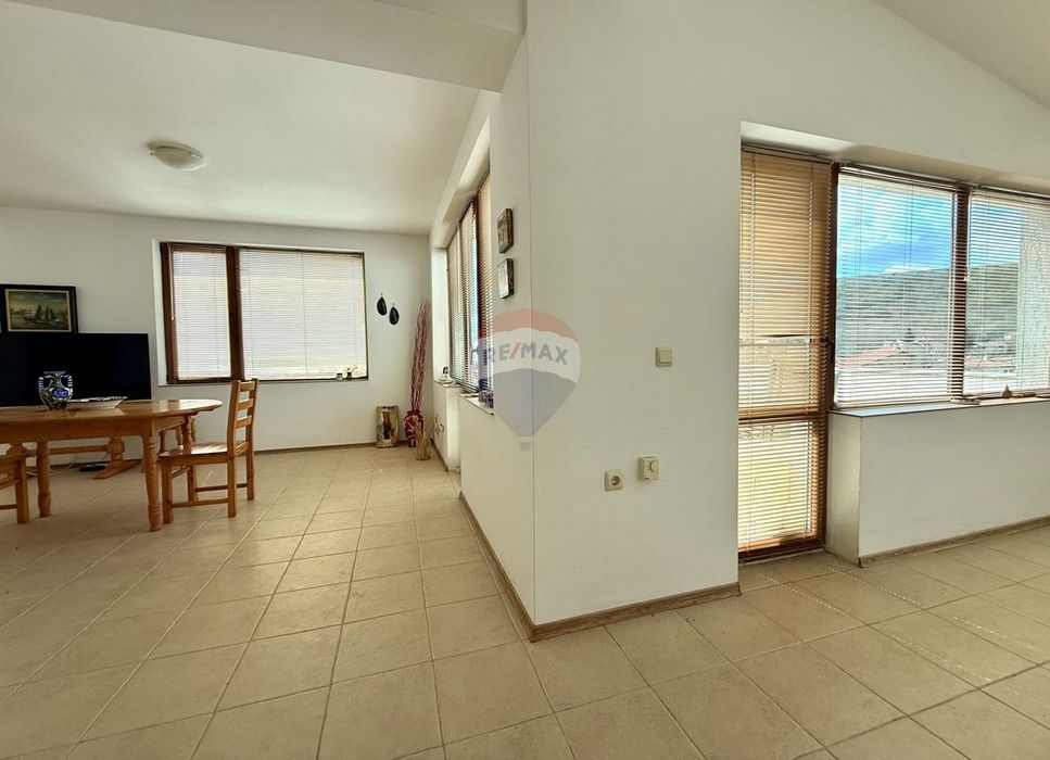 Южен апартамент с две спални и нескриваема морска гледка за продажба,