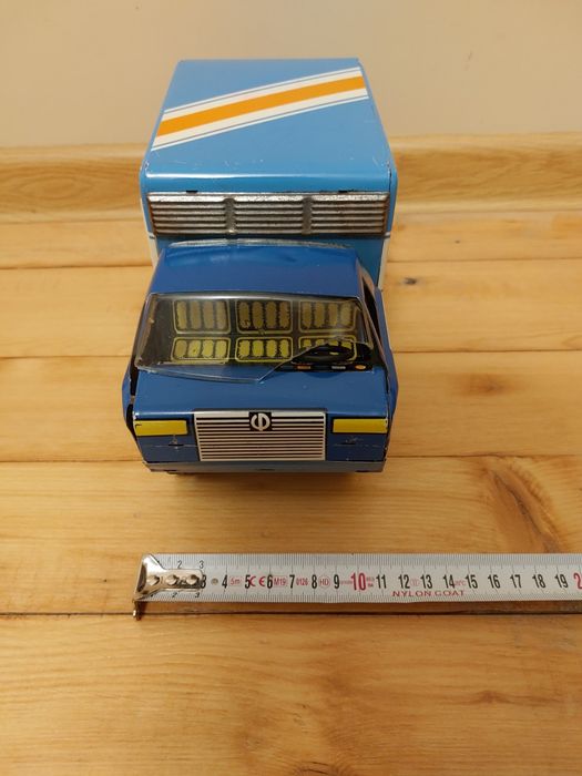 Старо метално камионче УРАЛ.