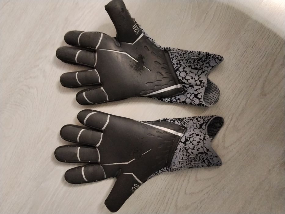 Перчатки футбольные